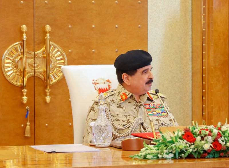 جلالة الملك المعظم القائد الأعلى للقوات المسلحة يستقبل عددًا من كبار المسؤولين بقوة دفاع البحرين ويعرب عن اعتزازه بالقوة ورجالها البواسل وما يتميزون به من شجاعة وإقدام