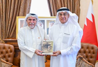 مستشار جلالة الملك لشؤون الإعلام يتسلم نسخة من كتاب (صُنّاع الحداثة والتنوير والتنمية)