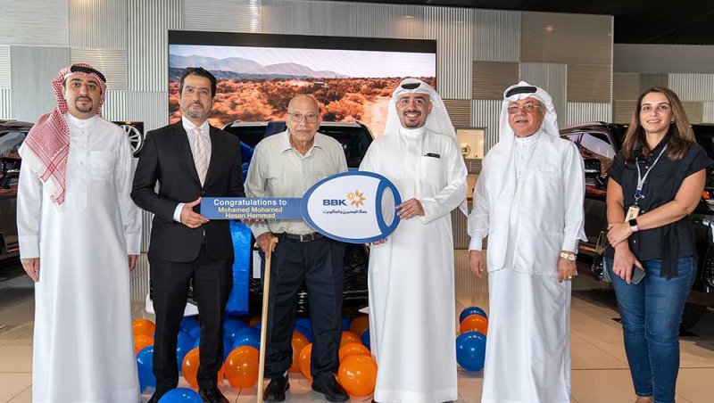 بنك البحرين والكويت يكرم الفائز بسيارة لكزس LX 600 F Sport  من الهيرات