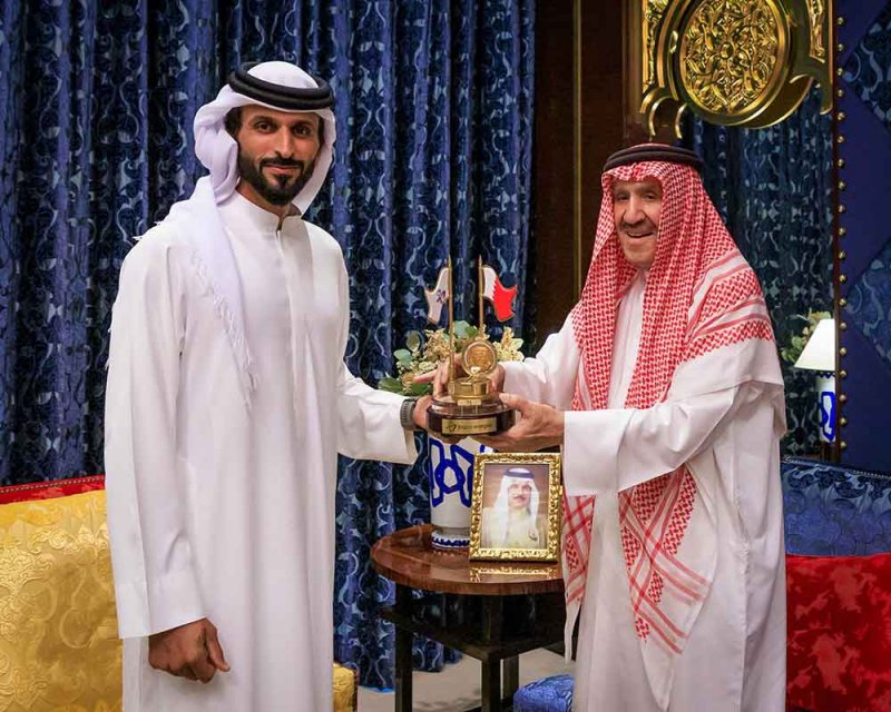 ناصر بن حمد يستقبل فاروق محمد الخطيب بمناسبة تقاعده