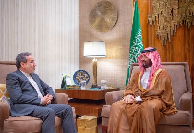 ولي العهد السعودي يلتقي في الرياض وزير الخارجية الإيراني