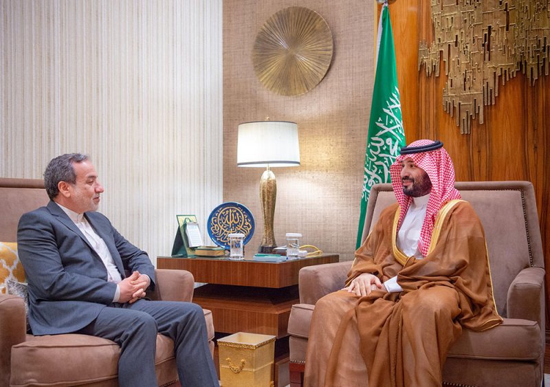 ولي العهد السعودي يلتقي في الرياض وزير الخارجية الإيراني