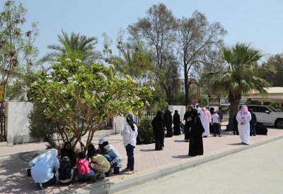 بلدية المنطقة الجنوبية تقيم حملة "سواعد" لغرس وتشجير مصادر التعلم بمشاركة طالبات توبلي الابتدائية للبنات