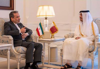 وسط ترقب رد إسرائيل.. وزير خارجية إيران في قطر