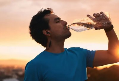 هذا ما يحدث لجسمك عند شرب الماء على الريق