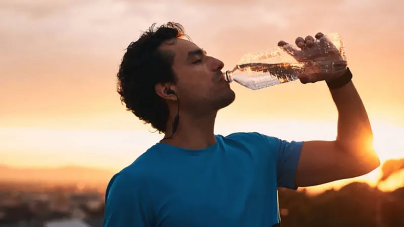 هذا ما يحدث لجسمك عند شرب الماء على الريق