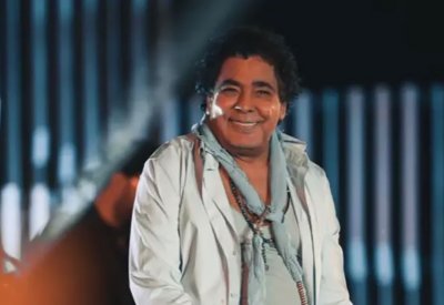 محمد منير في أحدث ظهور له من منزله : أنا زي الجن