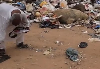 "مشهد يكسر القلب".. سوداني يجمع وثائق جيرانه من النفايات