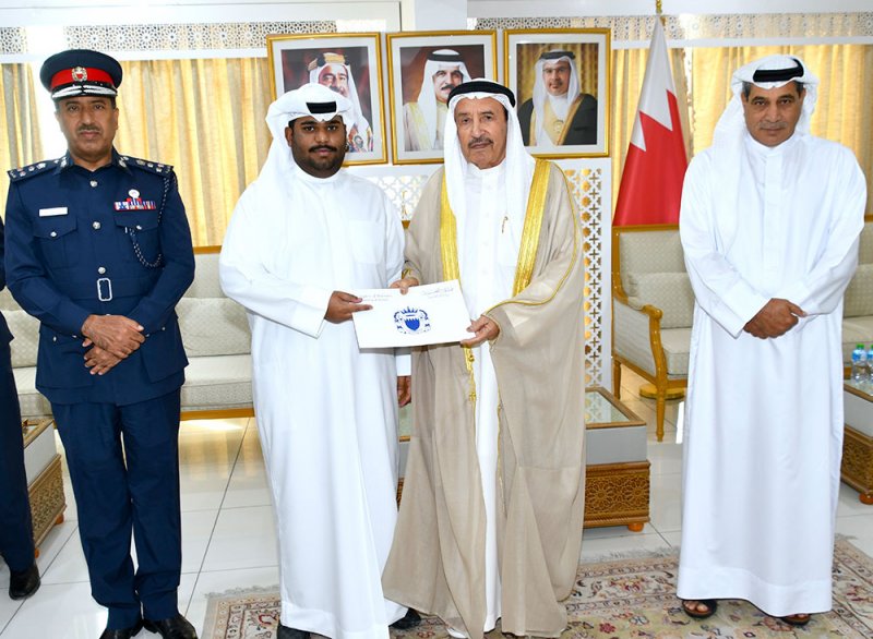 محافظ المحرق يكرم عدد من المواطنين تقديراً على جهودهم التطوعية