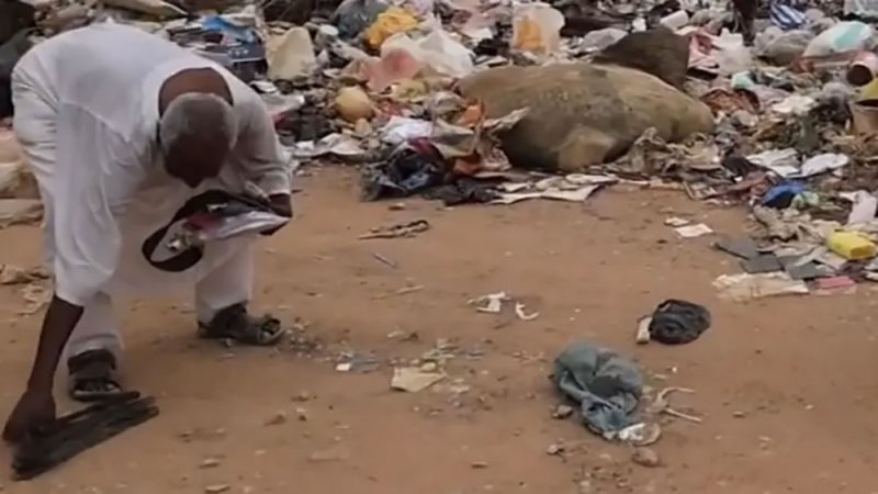 "مشهد يكسر القلب".. سوداني يجمع وثائق جيرانه من النفايات