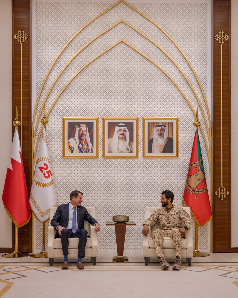 سمو الشيخ ناصر بن حمد يستقبل عضو الكونغرس الأميركي ممثل ولاية ماساتشوستس