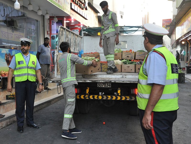 شرطة "العاصمة" تنفذ حملات تفتيشية للتصدي لمخالفات الباعة الجائلين