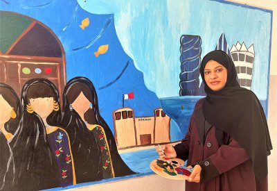 إيمان سلمان.. ليست معلمة مواد اجتماعية فقط بل فنانة تثري المدرسة بلوحاتها 