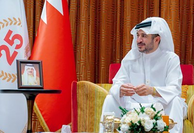 خالد بن حمد يستقبل قائد الخدمات الطبية الملكية
