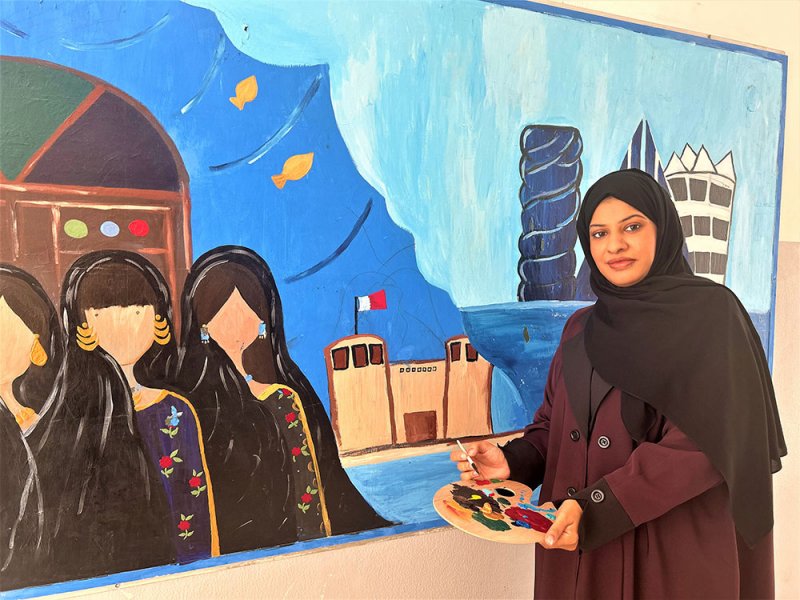 إيمان سلمان.. ليست معلمة مواد اجتماعية فقط بل فنانة تثري المدرسة بلوحاتها 
