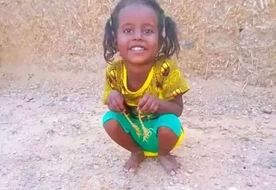 طفلة محاطة بالعقارب السامة.. تدمي قلوب السودانيين حزنا