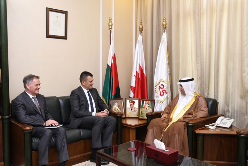 وزير "الدفاع" يستقبل الرئيس التنفيذي للمعهد الدولي للدراسات الاستراتيجية