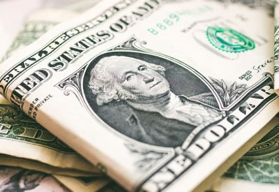 توقعات فوز ترامب تدعم الدولار لتحقيق مكاسب للأسبوع الثالث