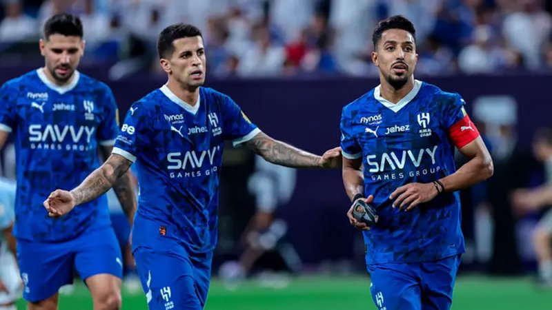 الهلال السعودي يعزز صدارته بثلاثية في الفيحاء