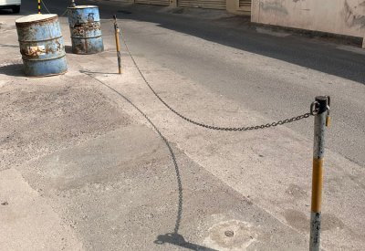 مخالفات في صور: أعمدة الحديد تتجاوز على حرمة الطريق في المنامة