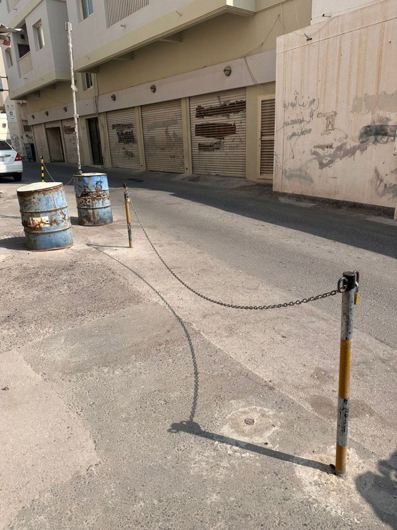مخالفات في صور: أعمدة الحديد تتجاوز على حرمة الطريق في المنامة