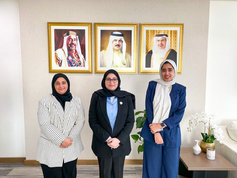 الرئيس التنفيذي لمراكز الرعاية الصحية الأولية تستقبل الموظفة زهراء زبر