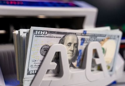 الدولار قرب أعلى مستوى في شهرين ونصف وسط توقعات بخفض الفائدة