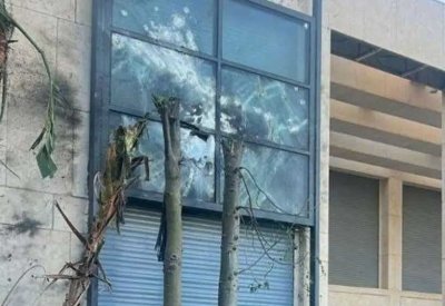 صور تنشر لأول مرة تظهر أضرارا ألحقتها مسيرة حزب الله بمنزل نتنياهو