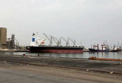 خوفاً من قصف إسرائيلي.. الحوثي يأمر التجار بإخلاء ميناء الحديدة