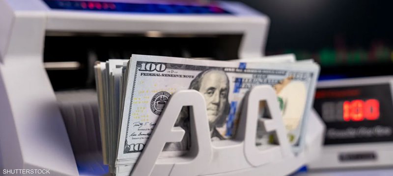الدولار قرب أعلى مستوى في شهرين ونصف وسط توقعات بخفض الفائدة