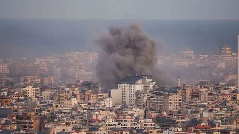غارات على جنوب لبنان.. وإسرائيل تعلن استهداف قاعدة بحرية لحزب الله في بيروت