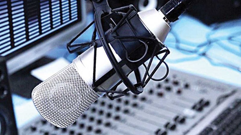 بالتعاون مع القطاع الخاص.. "الاعلام" تشغل إذاعة هندية ترفيهية