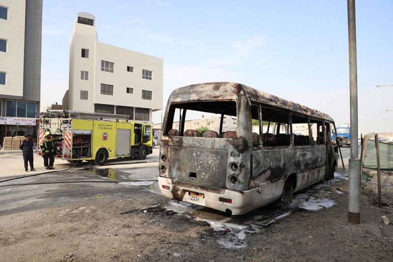 إخماد حريق اندلع بحافلة في منطقة العكر الغربي