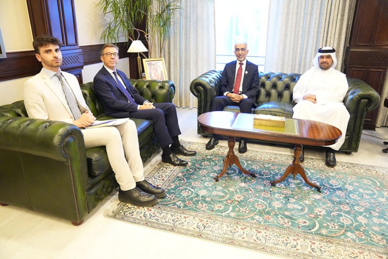 وزير الأشغال يستقبل السفير الفرنسي لدى مملكة البحرين