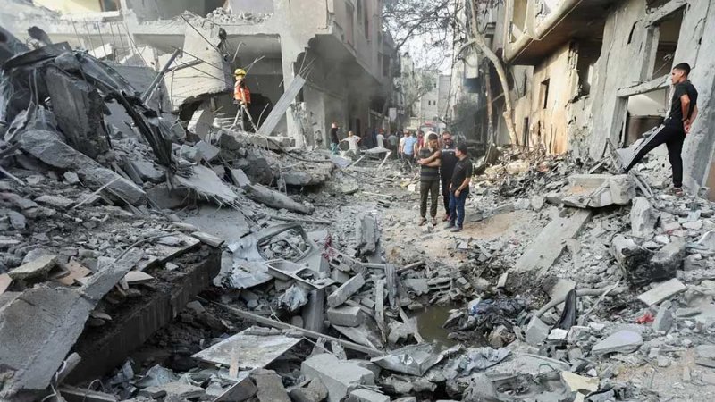 16 قتيلاً باستهداف نازحين بينهم أطفال.. وإسرائيل "مركز قيادة لحماس"