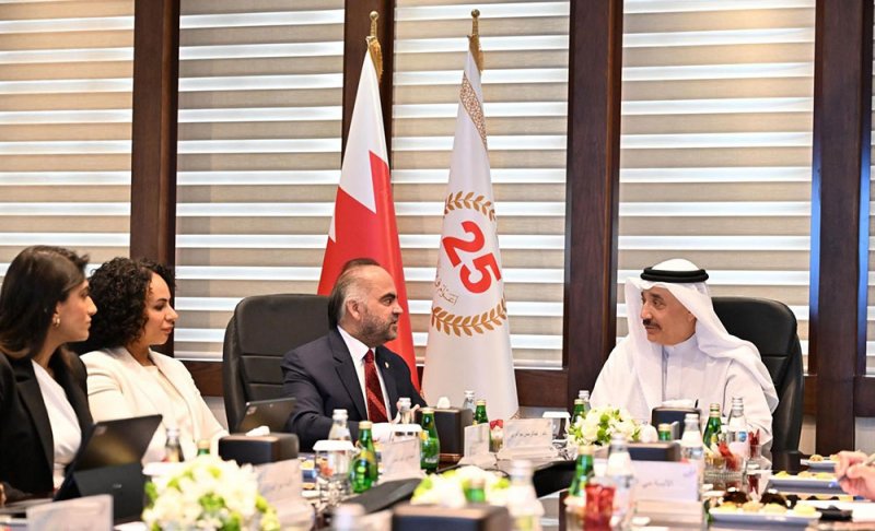 وزير العمل يزور شركة بابكو للتكرير ويشيد بتجربتها الرائدة في استقطاب العمالة الوطنية