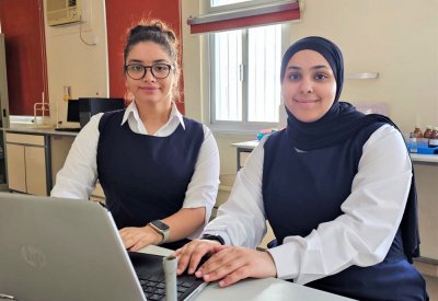 طالبتان تطرحان فكرة تحويل بقايا القهوة إلى مادة لخرسانة البناء