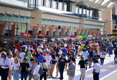 جماهير سباق البحرين للتحمل مدعوين لتواقيع السائقين وجولة ممرات الصيانة