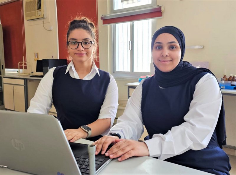 طالبتان تطرحان فكرة تحويل بقايا القهوة إلى مادة لخرسانة البناء