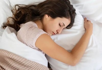 تجاعيد النوم حقيقية.. وهكذا يمكن التخلص منها