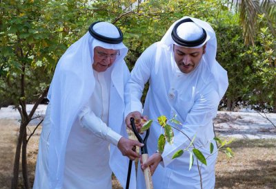 بحضور عدد من رؤساء تحرير الصحف المحلية .. وزير الإعلام يشارك في فعاليات "أسبوع الشجرة"