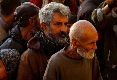 هربا من الحرب.. عائلة فلسطينية نازحة تلوذ بالمقابر في غزة