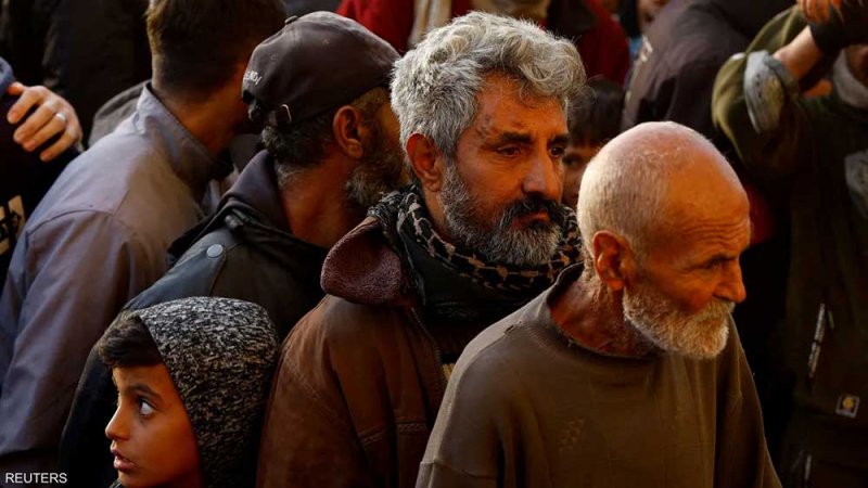 هربا من الحرب.. عائلة فلسطينية نازحة تلوذ بالمقابر في غزة