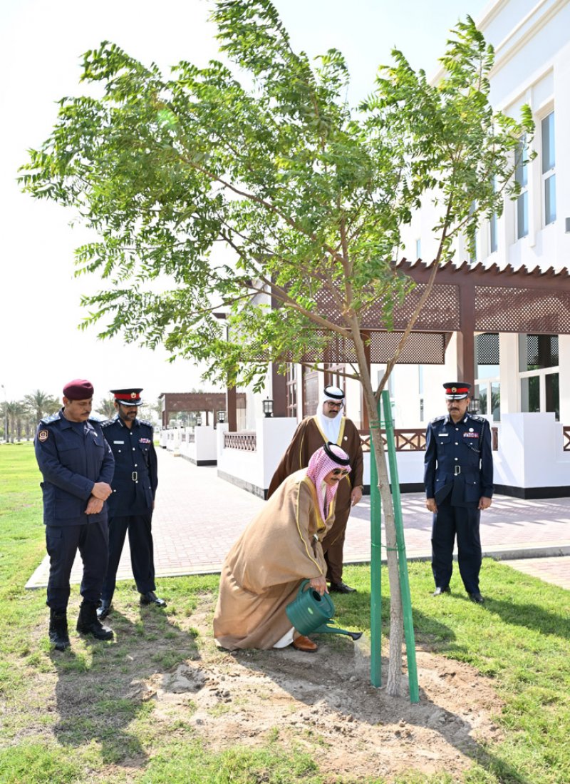 وزير الداخلية يقوم بزراعة شجرة ويؤكد اهتمام الوزارة بنشر المساحات الخضراء في كافة مرافقها الامنية والخدمية