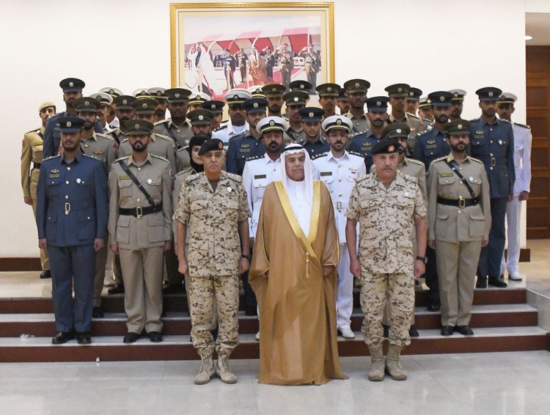 وزير شؤون الدفاع يستقبل عدداً من الضباط الخريجين حديثاً من الكليات والمعاهد العسكرية لأداء القسم القانوني‎