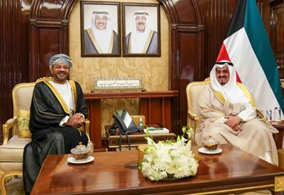 رئيس الوزراء الكويتي يستعرض العلاقات الثنائية مع وزير الخارجية العماني