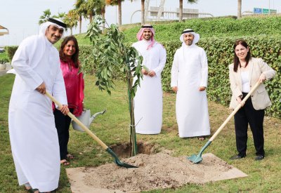 الرئيس التنفيذي لـ “ممتلكات” يشارك في زراعة الأشجار