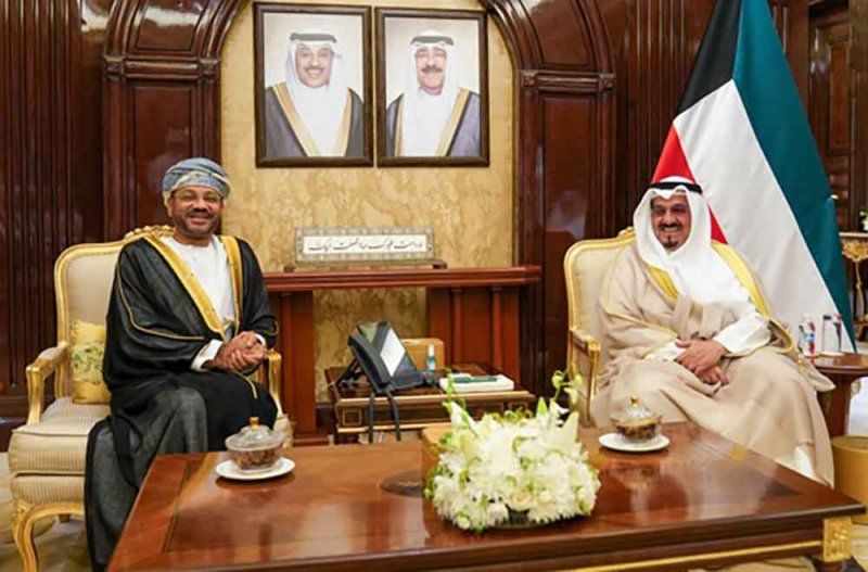 رئيس الوزراء الكويتي يستعرض العلاقات الثنائية مع وزير الخارجية العماني