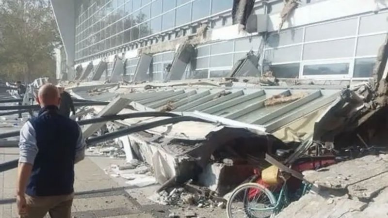 بالفيديو: سقف إسمنتي يسقط على مسافرين بمحطة قطارات ويقتل 8