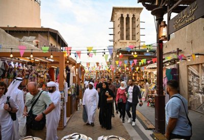 الإمارات: معاملة الخليجيين كالمواطنين في ممارسة الأنشطة الاقتصادية والمهن